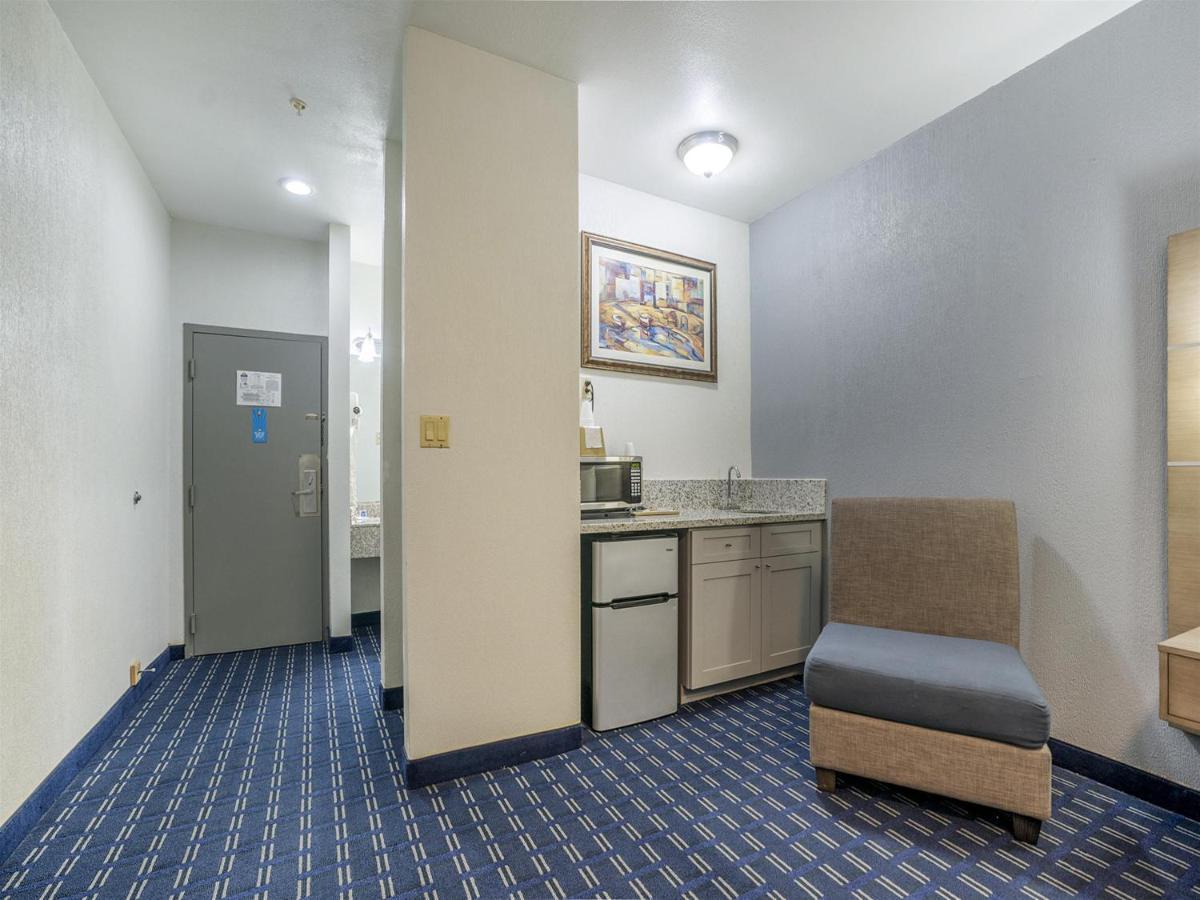 Days Inn & Suites By Wyndham Webster Nasa-Clearlake-Houston Εξωτερικό φωτογραφία