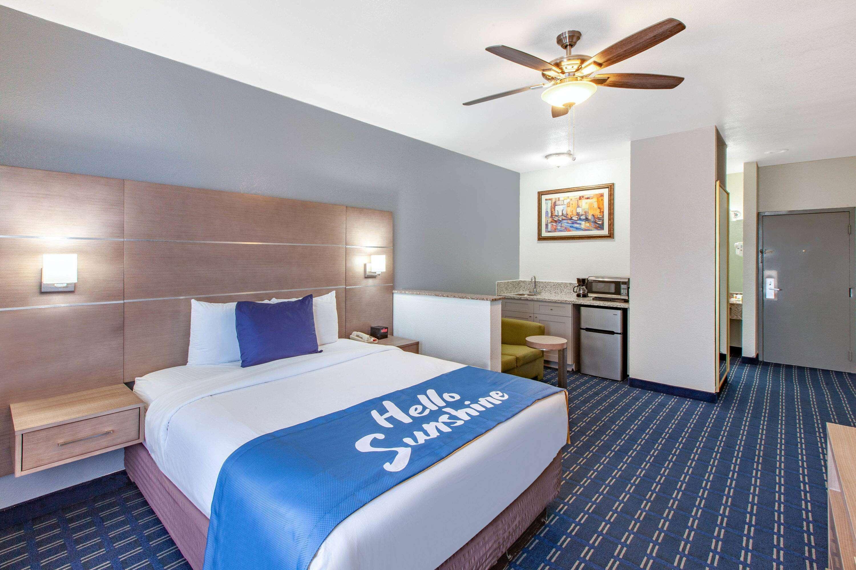 Days Inn & Suites By Wyndham Webster Nasa-Clearlake-Houston Εξωτερικό φωτογραφία