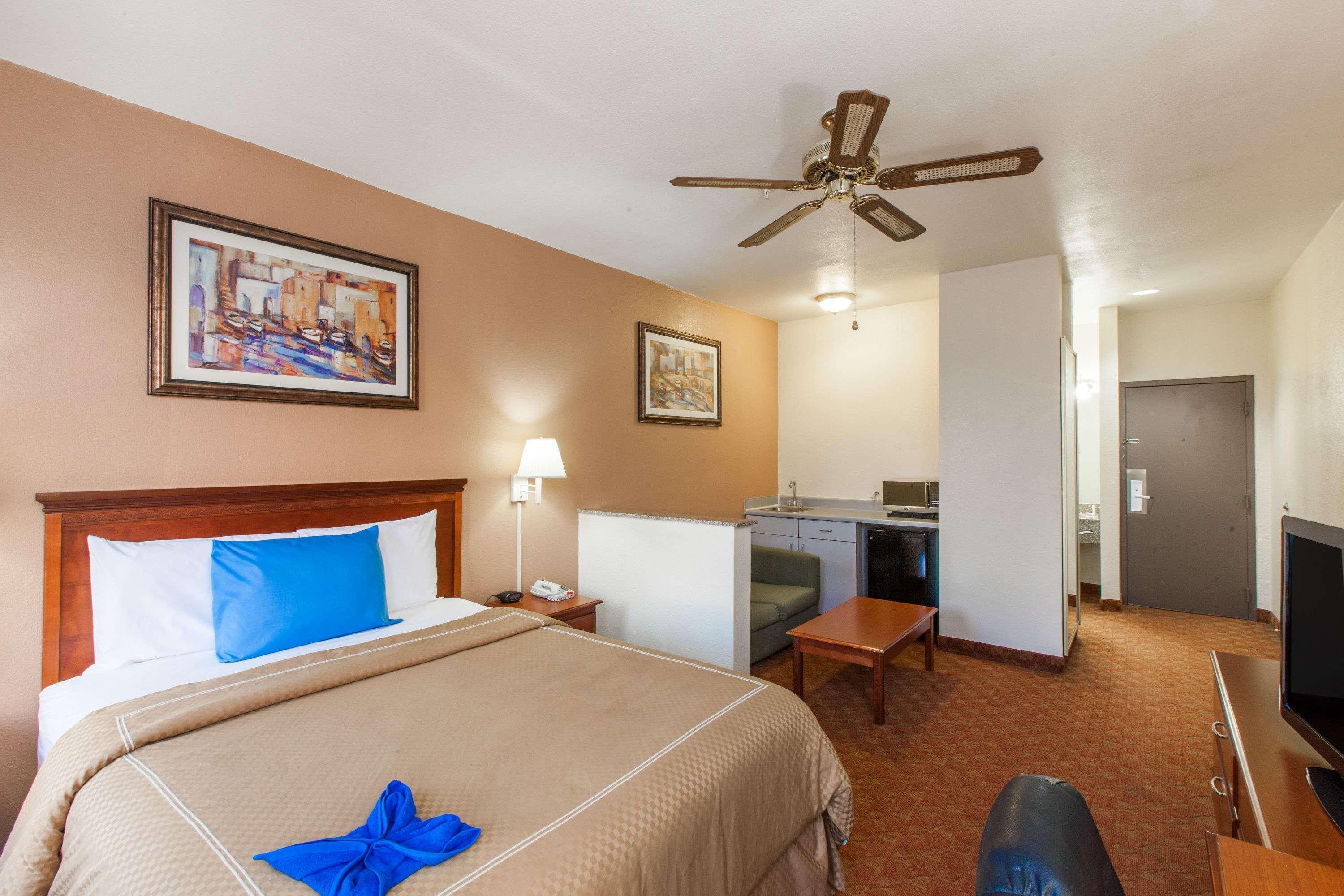 Days Inn & Suites By Wyndham Webster Nasa-Clearlake-Houston Εξωτερικό φωτογραφία