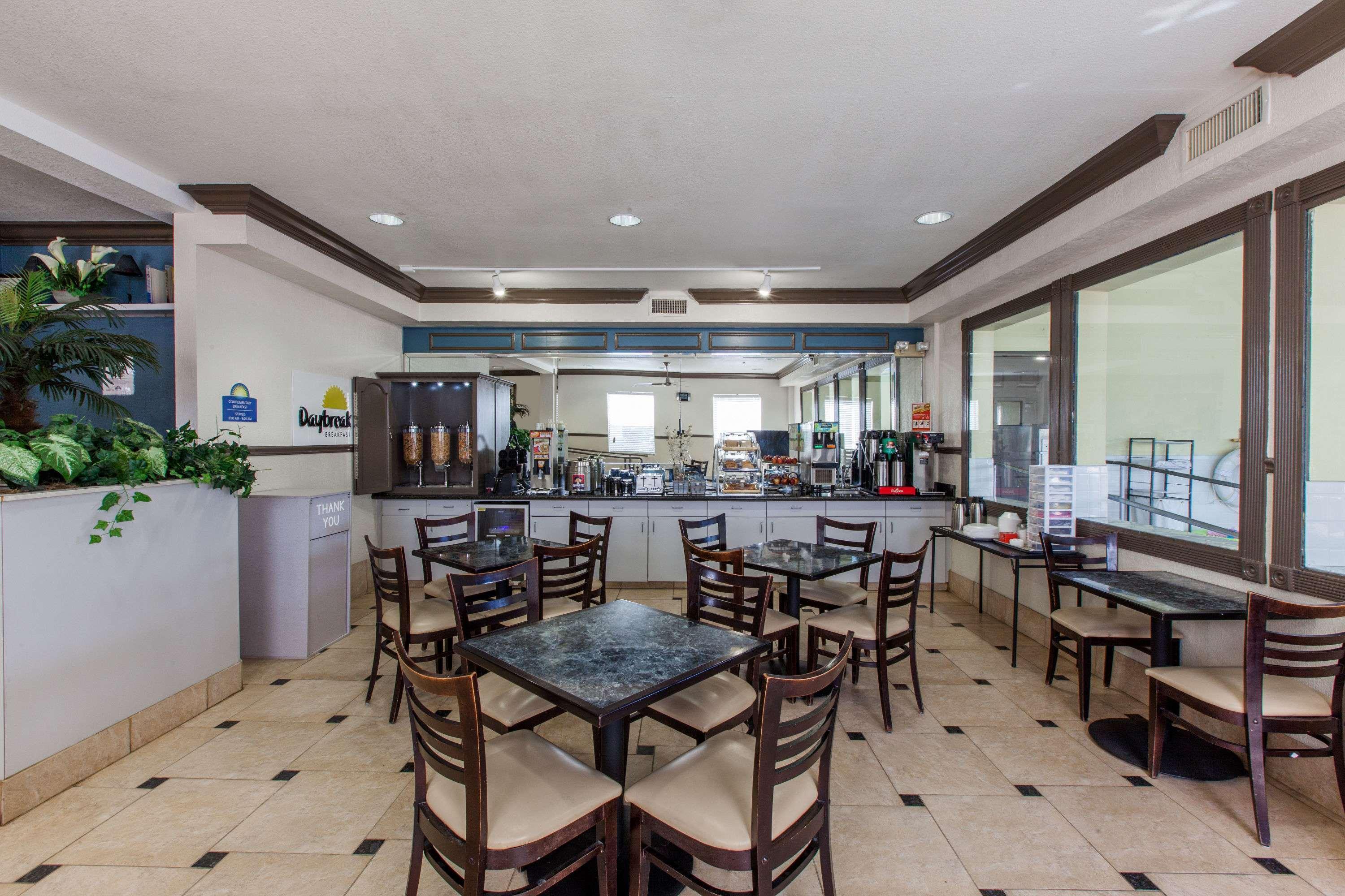 Days Inn & Suites By Wyndham Webster Nasa-Clearlake-Houston Εξωτερικό φωτογραφία