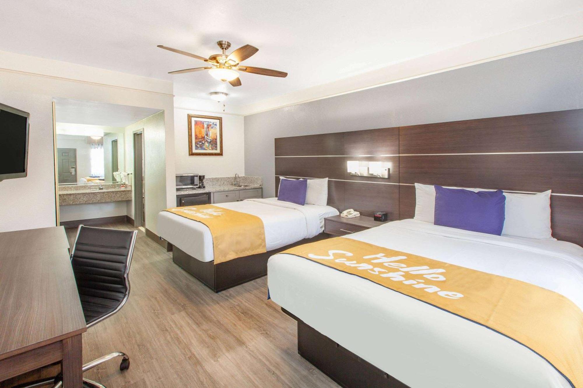 Days Inn & Suites By Wyndham Webster Nasa-Clearlake-Houston Εξωτερικό φωτογραφία